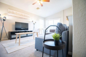 VILLA VERBENA - Sleek 3 BD in Pekin